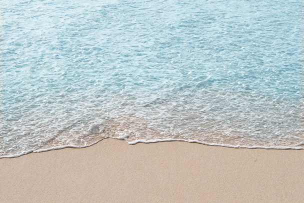 砂浜の青い海の柔らかい波。背景. - 写真・画像
