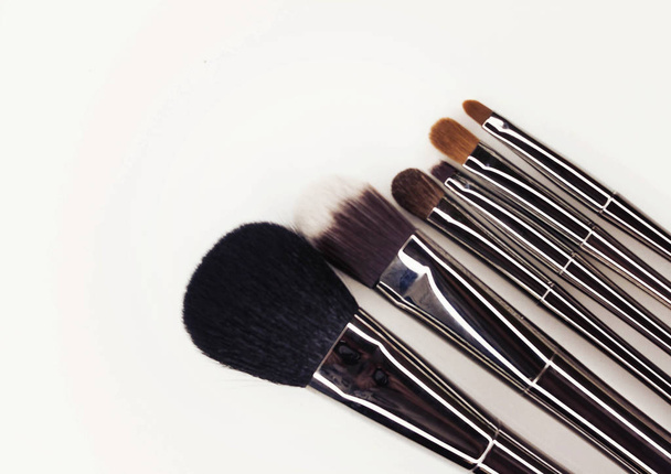 Make-up borstels met zilveren handvat. - Foto, afbeelding