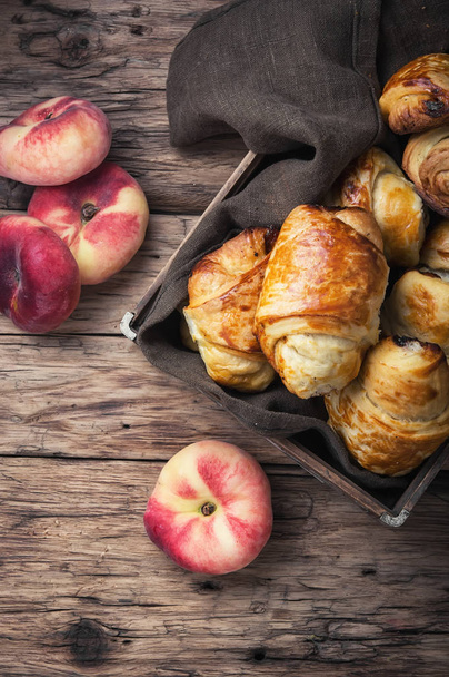 Maukkaat croissantit persikoiden kanssa
 - Valokuva, kuva