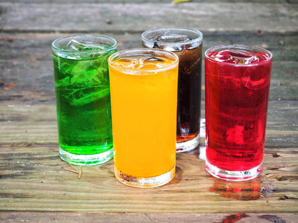 monte de copos de bebidas coloridas na mesa de madeira
 - Foto, Imagem