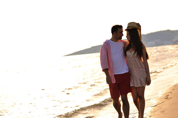 coppia a piedi sulla riva del mare
 - Foto, immagini