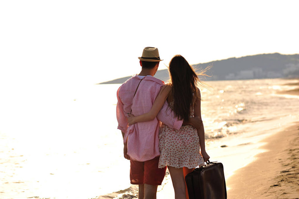 Пара, що ходить на морському березі
 - Фото, зображення
