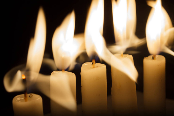 cinq bougies dans l'obscurité
 - Photo, image