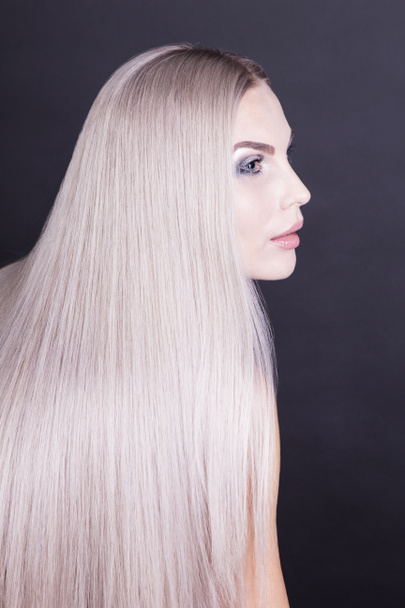 Πορτρέτο ενός κοριτσιού με τέλεια τα γκρίζα μαλλιά - Φωτογραφία, εικόνα