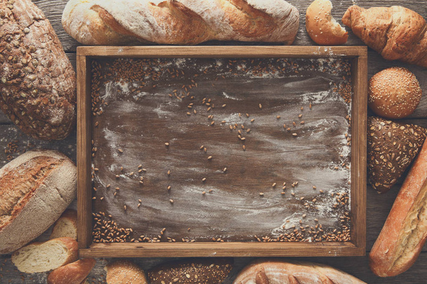 Хлібне пекарське тло. Зернові хліби коричнево-білої пшениці ком
 - Фото, зображення