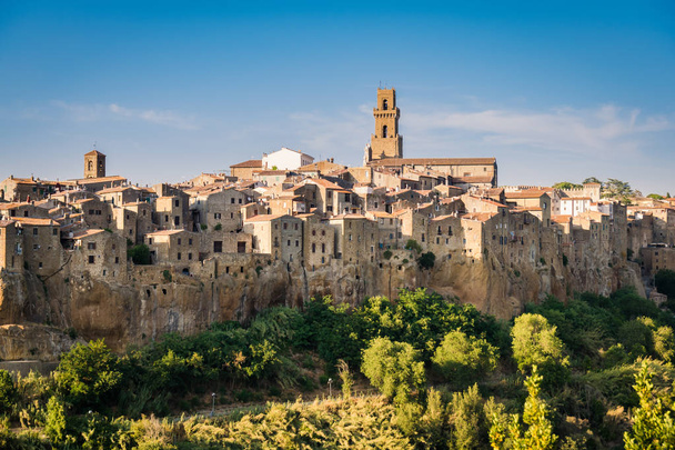 Pitigliano, uma cidade construída sobre uma rocha de tufo, é um dos mais belos
 - Foto, Imagem