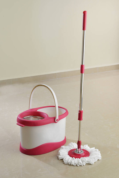 Καθαρισμός mop και κουβά με ξήρανση κλώστης  - Φωτογραφία, εικόνα