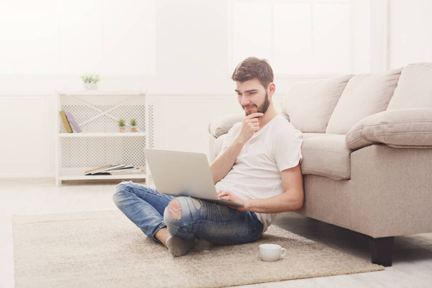 Homem com laptop dentro de casa
 - Foto, Imagem