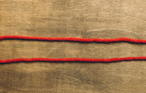 Δύο κόκκινα νήματα της καφέ ξύλινα υφής - Φωτογραφία, εικόνα