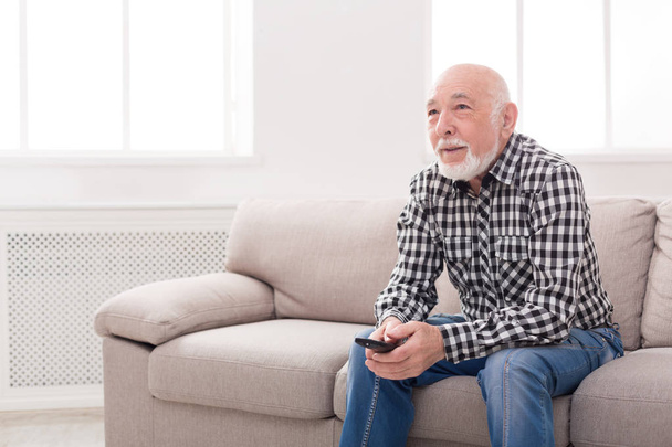Calm senior man watching tv copy space - Foto, Imagem