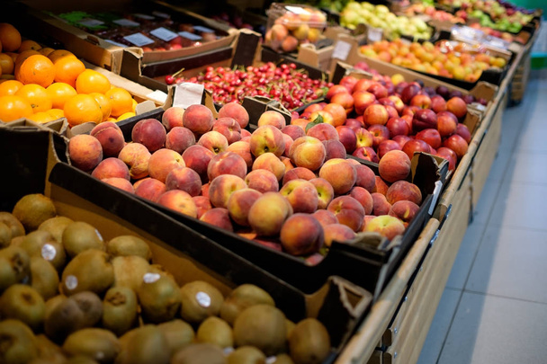 Fruits frais sur un marché - Photo, image