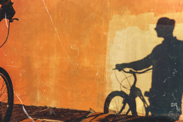 Shadow Of Unrecognizable Male Cyclist On A Colorful Wall Daily Routine Lifestyle - Foto, Imagem
