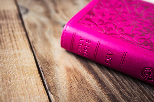 rózsaszín zárt Biblia fából készült háttér - Fotó, kép