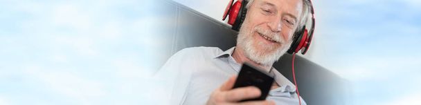 Moderní muži poslech hudby na mobilním telefonu - Fotografie, Obrázek