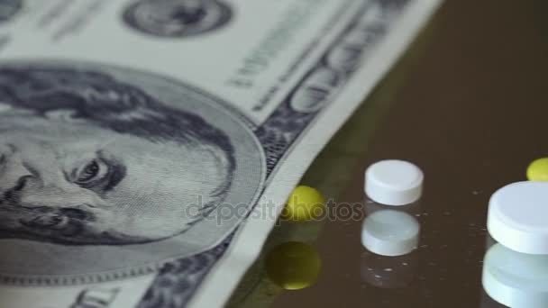 Comprimidos, dólares, seringa descartável e cocaína na mesa de vidro
 - Filmagem, Vídeo