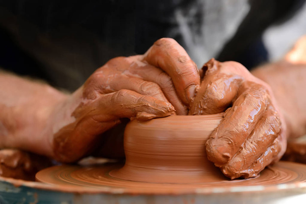 Fazekas kerámia edényt készít a kerámia keréken - Fotó, kép