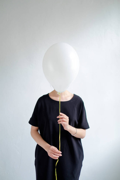 Woman close up holding balloon - Foto, afbeelding