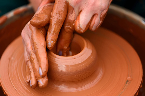 Поттер делает керамический горшок на гончарном круге - Фото, изображение