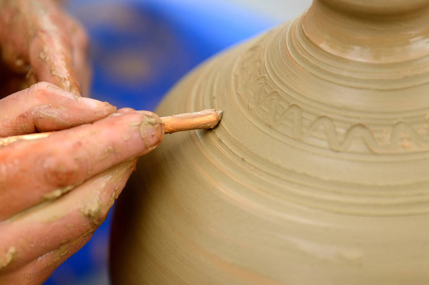 Potier faisant pot en céramique sur la roue de poterie - Photo, image