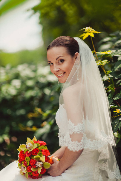 Bela noiva elegante com cabelo amontoado para um passeio a céu aberto
 - Foto, Imagem