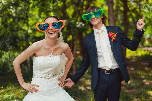 Веселая супружеская пара в очках в форме сердца
 - Фото, изображение