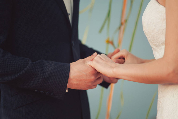 Noiva e noivo de mãos dadas na cerimônia
 - Foto, Imagem