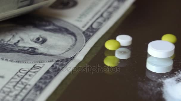 Pills, dollars, disposable syringe and cocaine on the glass table - Filmagem, Vídeo