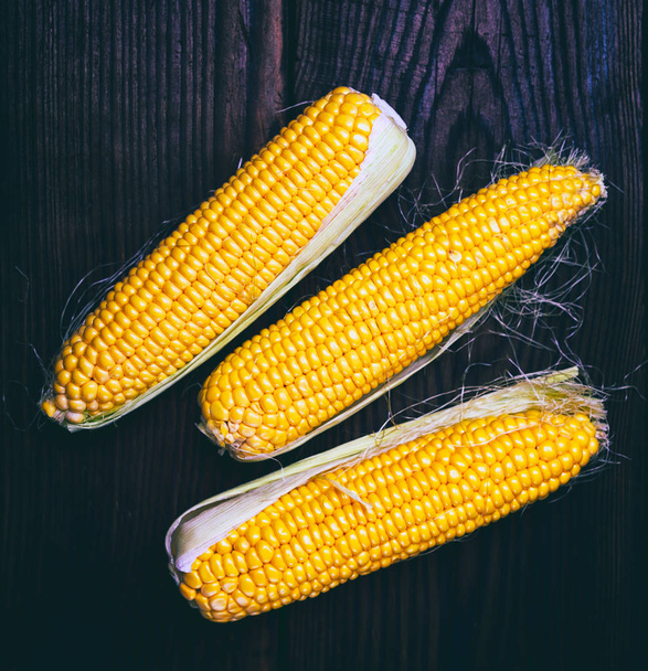 Pile of fresh corn cobs  - Foto, Imagen