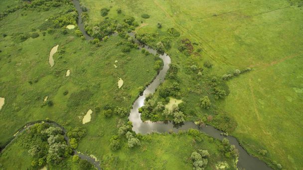 Landschaft einer mäandrierenden Flussluftaufnahme - Foto, Bild