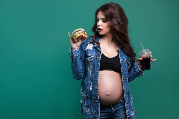 Portrait of pregnant woman with fast food - Photo, Image