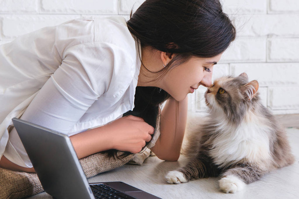 Young woman and her lovely cat rubbing noses - Foto, immagini
