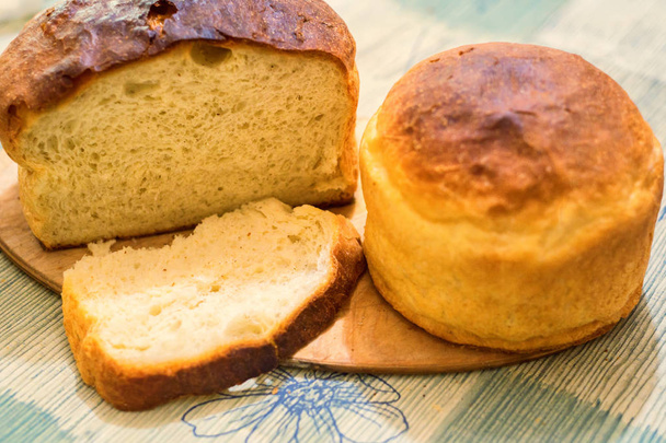 Домашние ломтики хлеба на столе
 - Фото, изображение