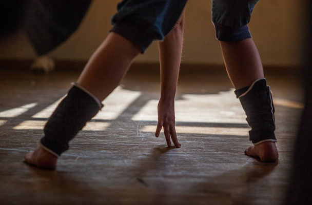 Танцор ноги и руки на фоне Foor с ярким рефлексом
 - Фото, изображение