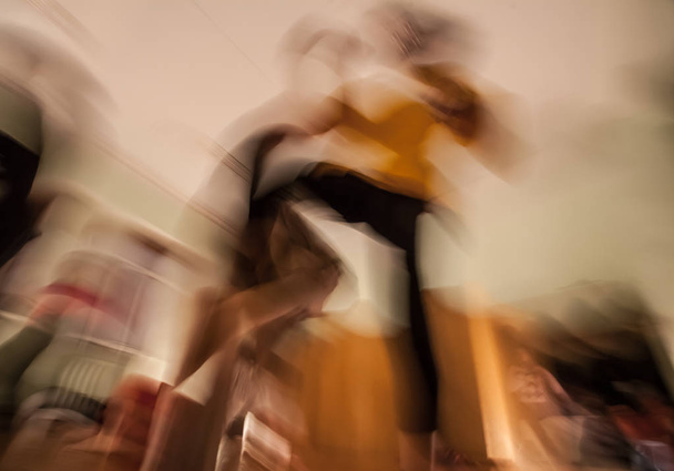 Движение танцоров размыто, абстрактно
 - Фото, изображение