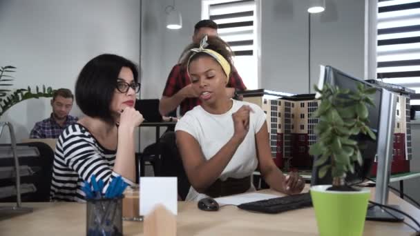 Jóvenes compañeros de trabajo que se comunican en oficina
 - Imágenes, Vídeo