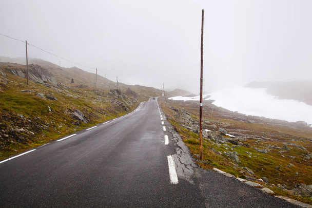 観光道路 55 霧深い天候の日 Norw Sognefjellsvegen - 写真・画像