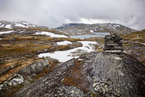uitzicht vanaf de nationale toeristische weg 55 Sognefjellsweg in mistige wea - Foto, afbeelding