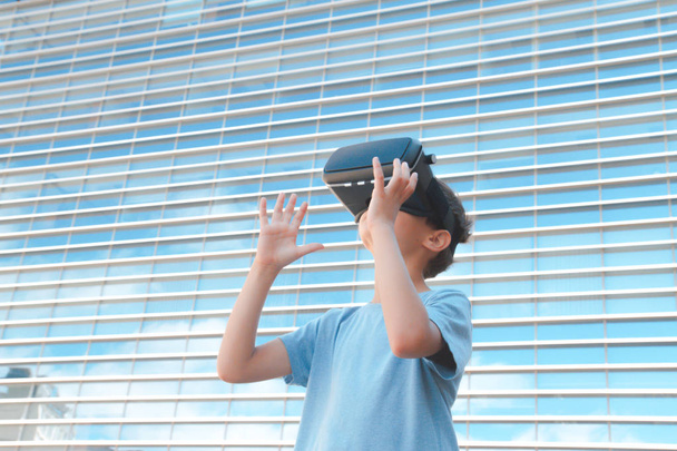 Το παιδί με τα γυαλιά εικονικής πραγματικότητας της πόλης - Φωτογραφία, εικόνα