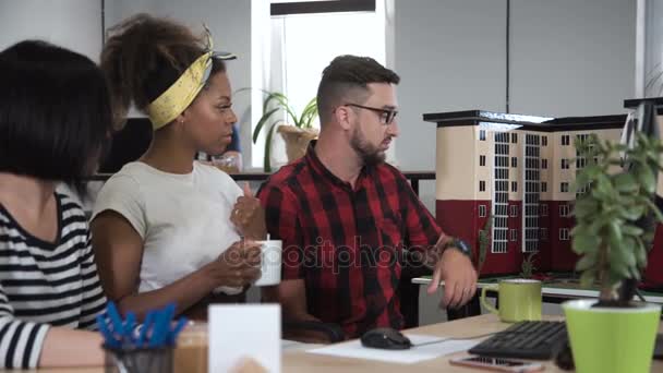 Man met twee vrouwen in kantoor te bespreken - Video