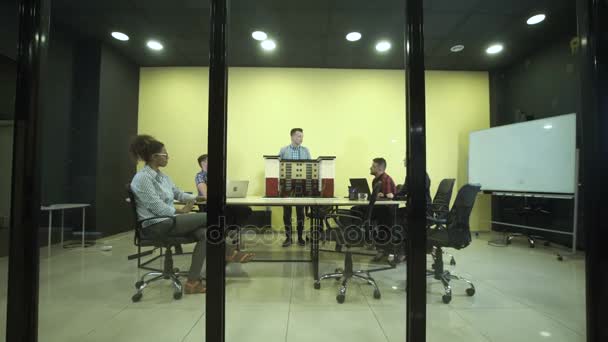 Ομάδα αρχιτεκτόνων στην αίθουσα συνεδριάσεων - Πλάνα, βίντεο