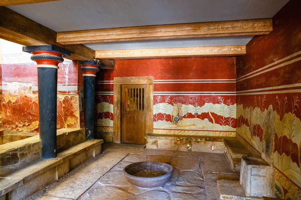 Knossos, Crete, June 10, 2017: Interior of the Minoan Palace of Knossos. Knossos palace is the largest Bronze Age archaeological site on Crete of the Minoan civilization and culture - Фото, зображення