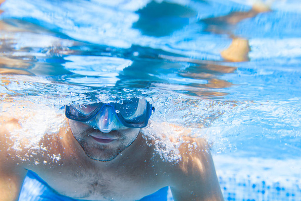 Νεαρός άνδρας στο μάσκα καταδύσεων κολύμβηση την ανίχνευση μπροστά σε μια λίμνη, tak - Φωτογραφία, εικόνα