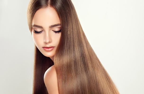  Nuori nainen kiiltävät pitkät hiukset
 - Valokuva, kuva