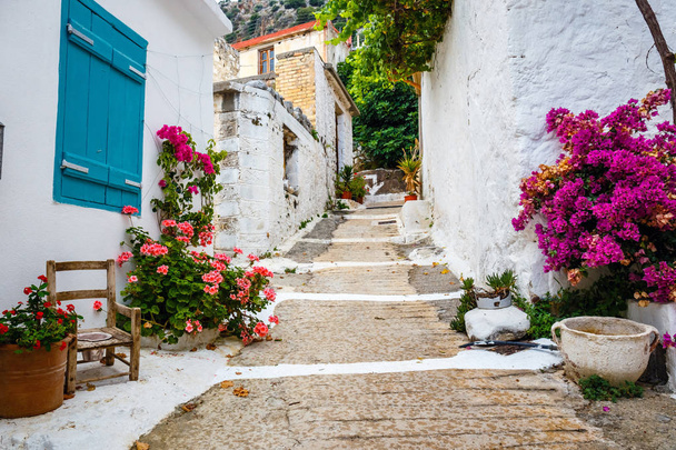 Smal straatje in het dorp van Kritsa in de buurt van Agios Nikolaos, Kreta, Griekenland - Foto, afbeelding