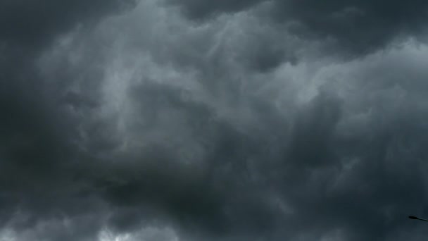 Werveling van een wolk voor een storm - Video