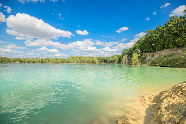 Панорама - озеро с чистой бирюзовой водой
  - Фото, изображение
