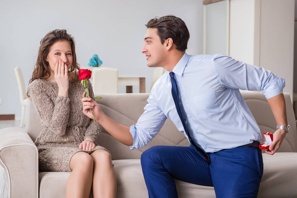 Concepto romántico con el hombre haciendo propuesta de matrimonio - Foto, imagen