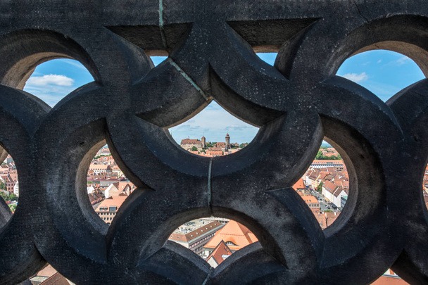 Bir çerçeve olarak görülen taş duvardan Nuremberg Kalesi  - Fotoğraf, Görsel
