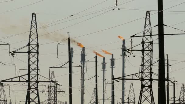 Průmyslová krajina s elektrické vedení v pozadí potrubí rafinérie - Záběry, video