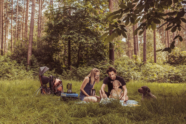 Backpackers family dining in nature - Foto, imagen